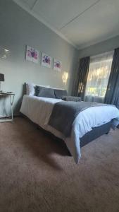 a bedroom with a large bed in a room at Stay at the Ridge in Bloemfontein