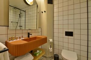 Ванная комната в City Lodge Hotel V&A Waterfront