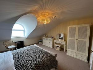 um quarto com uma cama grande e um tecto arqueado em Luxury Penthouse Apartment em Lowestoft