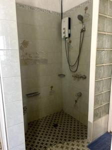バウアンにあるBobby's Villa Beachfront, Bauangのタイルフロアのバスルーム(シャワー付)