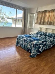 バウアンにあるBobby's Villa Beachfront, Bauangのベッドルーム1室(ベッド1台付)が備わります。
