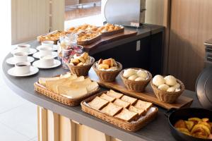ein Buffet mit Brot und Gebäck auf dem Tisch in der Unterkunft Hotel Harvest Kinugawa in Nikko