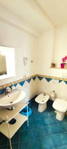 bagno con 2 lavandini e 2 servizi igienici di B&B Venus Inn Positano a Positano