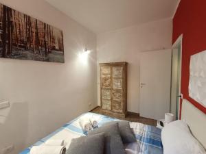 een slaapkamer met een bed en een rode muur bij Lovely Apartment Piatti Duomo in Milaan