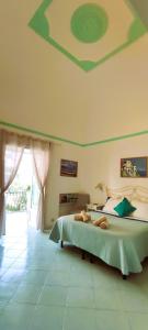 ein Schlafzimmer mit einem großen Bett mit grüner Decke in der Unterkunft B&B Venus Inn Positano in Positano