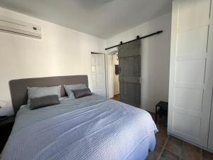 En eller flere senge i et værelse på Alemanya 26 with private pool