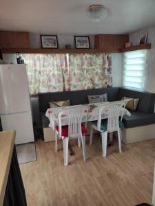 - une cuisine avec une table, des chaises et un canapé dans l'établissement MOBIL HOME CAMPING 3***, à Villefranche-de-Conflent
