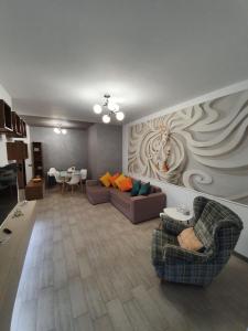 uma sala de estar com dois sofás e uma mesa em ALZ Beach Apartments in Alezzi Beach Resort em Mamaia Nord – Năvodari