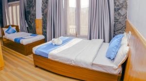 Uma cama ou camas num quarto em Roamers Inn
