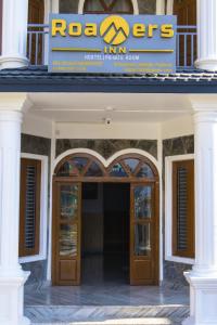 A fachada ou entrada de Roamers Inn