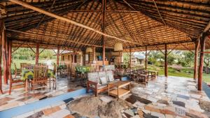 un gran pabellón con mesas y sillas en un patio en Mama Washindi Lodge en Pakwach East