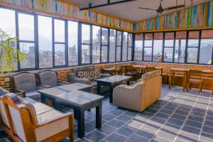 Um restaurante ou outro lugar para comer em Roamers Inn