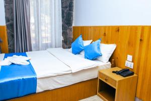 Uma cama ou camas num quarto em Roamers Inn