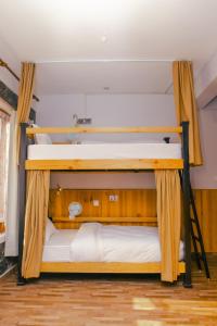 Uma cama ou camas num quarto em Roamers Inn