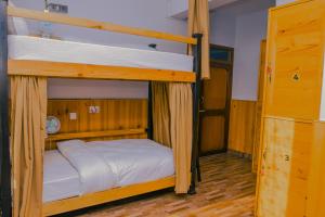 Uma cama ou camas num quarto em Roamers Inn