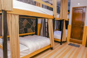 Uma cama ou camas num quarto em Roamers Inn