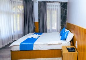 Uma cama ou camas num quarto em Roamers Inn