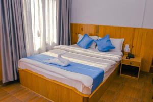 Uma cama ou camas num quarto em Roamers Inn