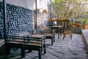 Um restaurante ou outro lugar para comer em Roamers Inn