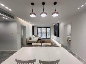 Ruang duduk di Eastern Hub - Jing'an Temple Branch Art Spacious 3-Bedroom, Sunny House with 2 Balconies