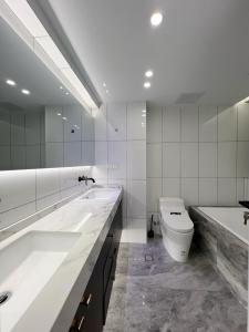 Bilik mandi di Eastern Hub - Jing'an Temple Branch Art Spacious 3-Bedroom, Sunny House with 2 Balconies