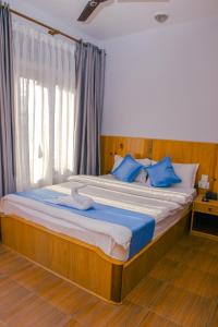 Uma cama ou camas num quarto em Roamers Inn