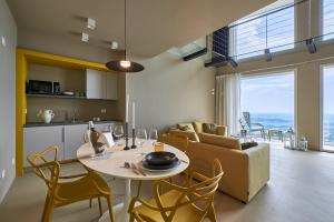 cocina y sala de estar con mesa y sillas. en Loft con piscina e utilizzo esclusivo SPA privata a Carobais 7, en Almenno San Bartolomeo