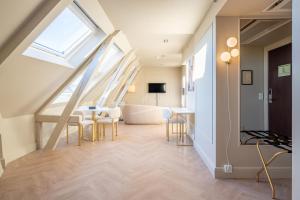 una stanza con un letto, un tavolo e delle sedie di The Villa a Stavanger