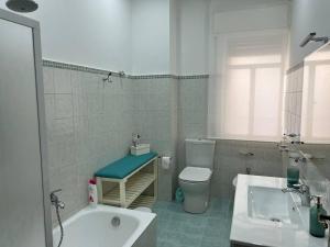 łazienka z umywalką, toaletą i wanną w obiekcie Gioia di Casa - Appartamento w mieście Paterno