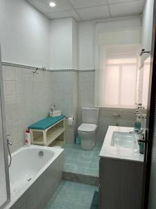 La salle de bains est pourvue d'une baignoire, de toilettes et d'un lavabo. dans l'établissement Gioia di Casa - Appartamento, à Paterno