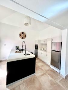 una cucina con lavandino e piano di lavoro di Residence Laurada - Tropical 2 Bedrooms Villa with Private Pool a Pointe-aux-Piments
