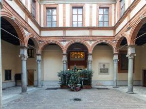 een gebouw met een kerstboom op een binnenplaats bij Lovely Apartment Piatti Duomo in Milaan