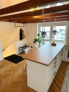 una cucina con isola bianca in una camera di Wohnung im Landhausstil a Laichingen