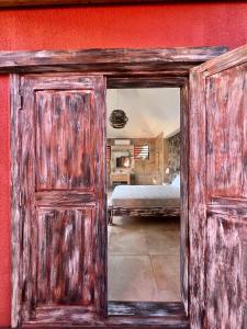 - une porte ouverte menant à une chambre avec un lit dans l'établissement Residence Laurada - Tropical 2 Bedrooms Villa with Private Pool, à Pointe-aux-Piments