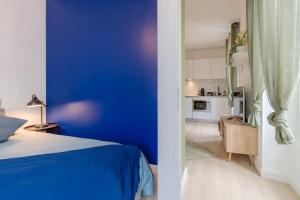 Habitación azul con cama y cocina en Sweet Home, 4 pers, centre en Pau