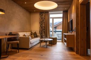 sala de estar con sofá y mesa en Hotel Sonnenspitze, en Ehrwald