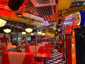 فندق رويال بيلاجيو في مانيلا: مطعم للوجبات السريعة والكراسي الحمراء وارضية مضلمة