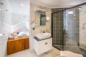 Bilik mandi di Yosun Apart +97 gambar