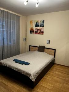 una camera da letto con un letto con una valigia sopra di Business Park Sofia Apartment a Sofia