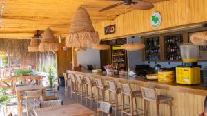 un restaurante con un bar con sillas y luces en Club Kavala Beach Hotel Assos, en Behramkale