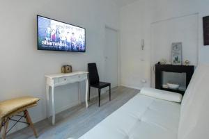 een woonkamer met een tv aan de muur bij Lovely Apartment Piatti Duomo in Milaan