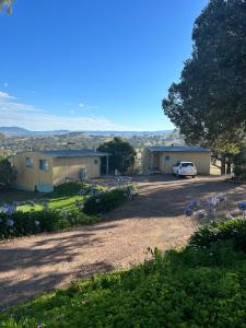 Dos casas móviles con un coche aparcado en la entrada en Burnt Creek Cottages, en Mansfield