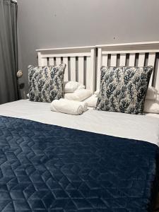 1 cama con colchón azul y almohadas en Lavender Lodge, en Mthatha