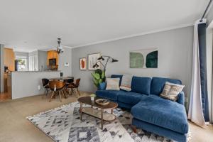 Posezení v ubytování Blueground Bellevue balcony lake views SEA-704