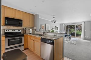 Gallery image of Blueground Bellevue balcony lake views SEA-704 in Bellevue