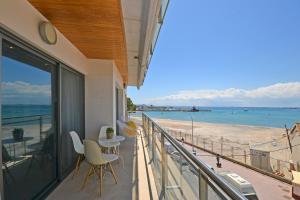 einen Balkon mit Blick auf den Strand in der Unterkunft Portet apartamento in Alcúdia