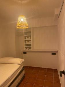 1 dormitorio con cama y lámpara en Apartamento Ridaura, en Platja d'Aro