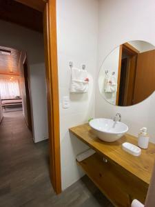 a bathroom with a sink and a mirror at Hospedagem Casa Lorenzi 2 in Urubici