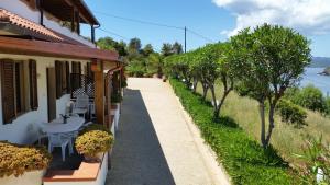 a walkway next to a building with a table and chairs at LA RESIDENZA NEL PARCO BIKE HOUSE in Capoliveri