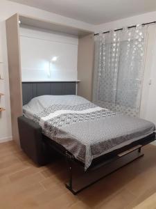 - une chambre avec un lit dans l'établissement Studio climatisé avec une place de parking et classé 2 étoiles à la Faviére, à Bormes-les-Mimosas